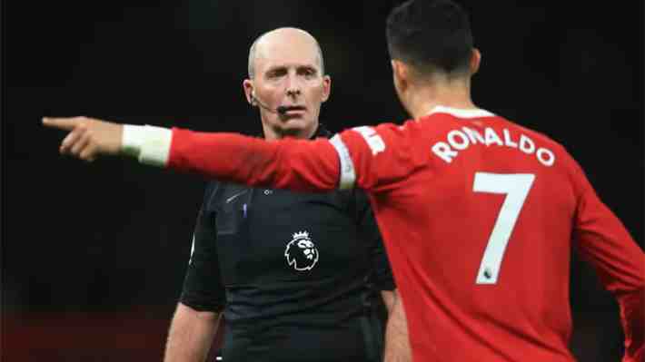 Las increíbles confesiones de Mike Dean, histórico árbitro inglés, y que desatan un escándalo en la Premier League