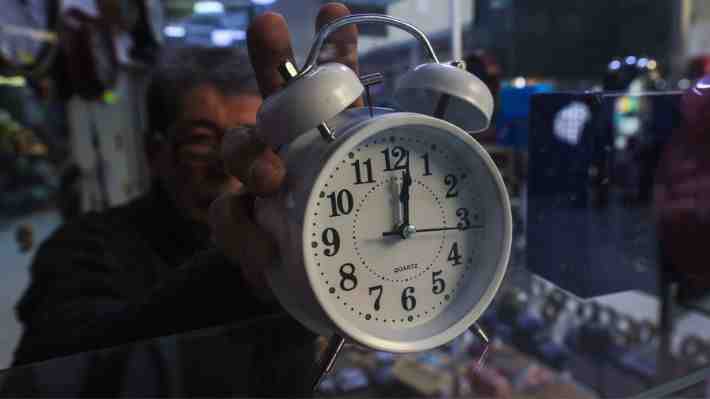 ¿Se atrasa o se adelanta el reloj? Chile entra esta medianoche al horario de verano