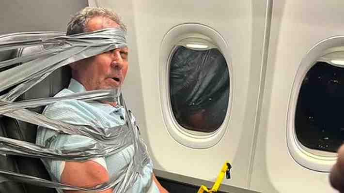 Tras atacar a tripulación: Pasajero ebrio es atado con cinta adhesiva en pleno vuelo en Estados Unidos