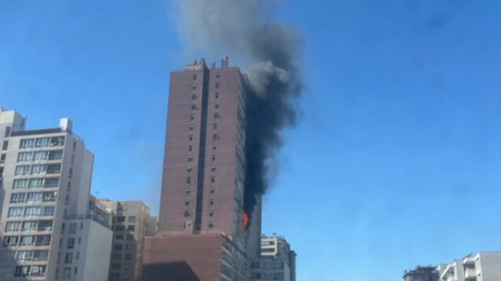 Incendio afecta a edificio de gran altura en Santiago: Bomberos evacua a residentes