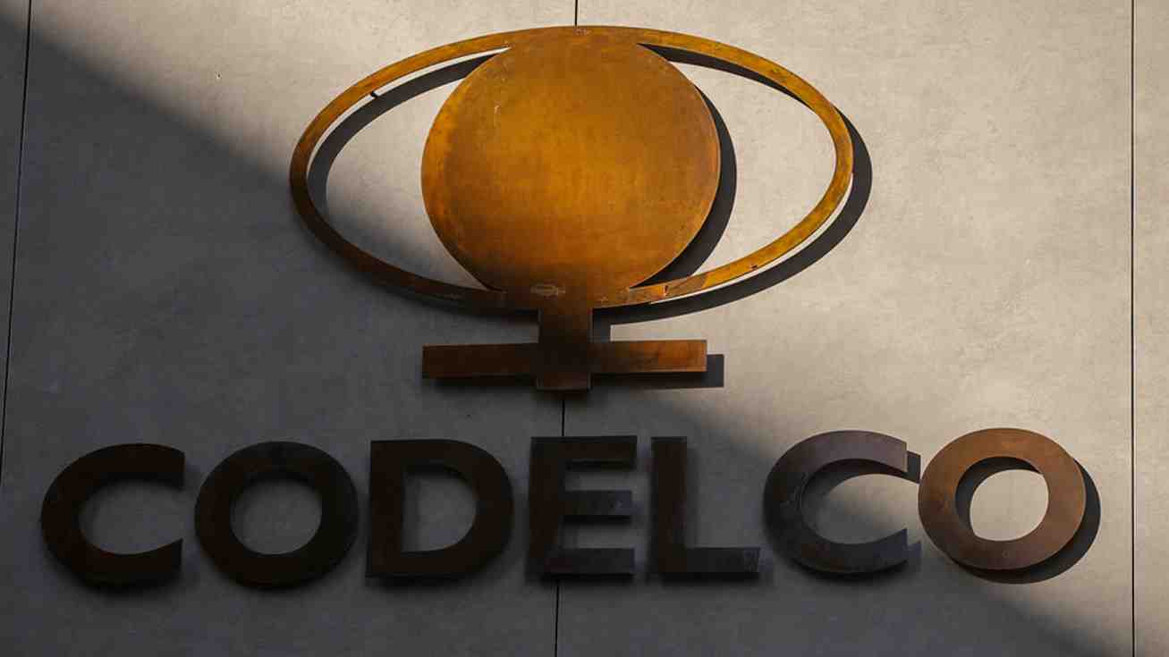 Sueldos de Codelco abren debate: ¿Son excesivos o están por debajo de lo que paga la gran minería?