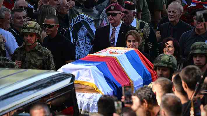 Serbia entierra con honores a exjefe militar condenado por genocidio y desata conflicto diplomático con Bosnia