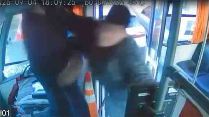Video | Conductor queda con lesiones graves tras ser agredido por universitario que se negó a pagar el pasaje en Temuco