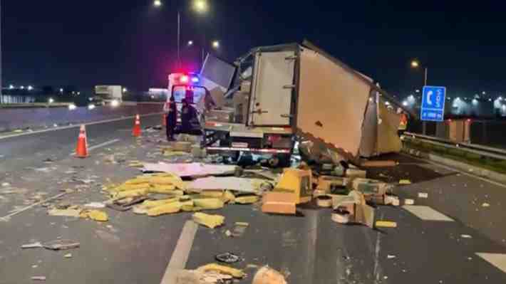 Encerrona frustrada a camión termina con accidente y tortas desparramadas en Vespucio Norte