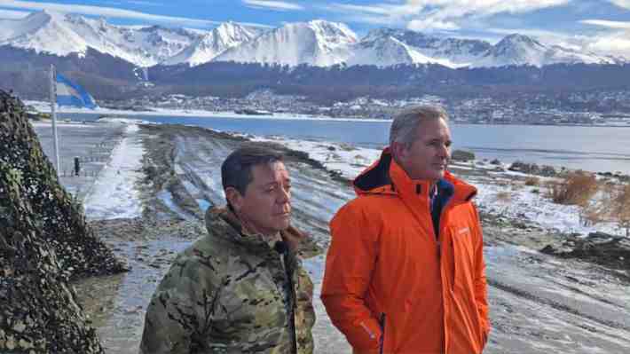 Ministros argentinos visitan base naval en Tierra del Fuego y gobernador pide "posicionamiento firme en el Atlántico Sur"