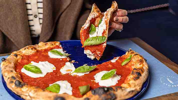 Tres pizzerías chilenas son elegidas entre las 100 mejores del mundo: Una ubicada en Londres encabeza el ranking