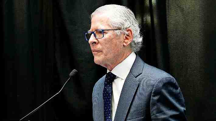 Conservador de Santiago busca a sus 81 años evitar cese en el cargo y TC suspende causa civil