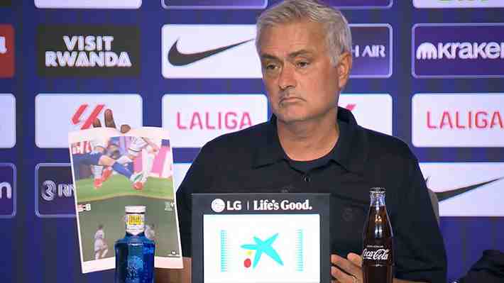 Mourinho explota contra el árbitro tras derrota del Real Madrid ante el Atlético y deja insólita imagen en conferencia de prensa