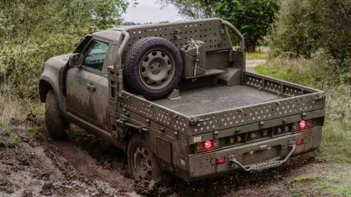 Land Rover lleva el Defender al campo de batalla con nuevas versiones militares