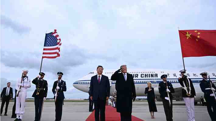 Fotos y video: La pomposa e inusual bienvenida de Trump a Xi Jinping y su reacción tras el paso de dos bombarderos