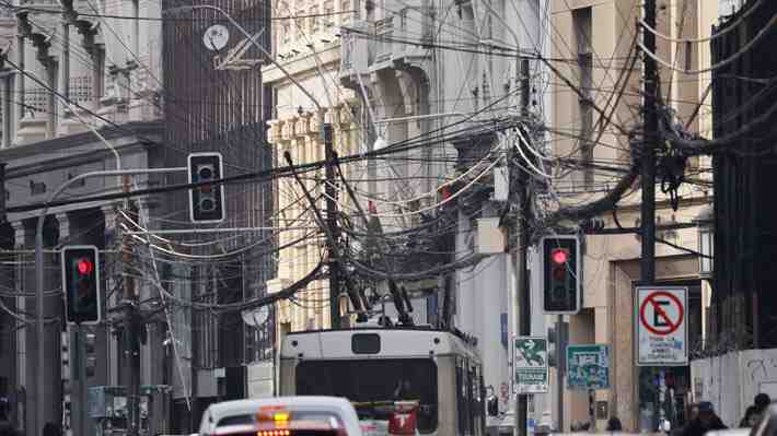 6.500 kilómetros de escombros aéreos: Las comunas que concentran el plan de retiro de cables en desuso tras nueva ley