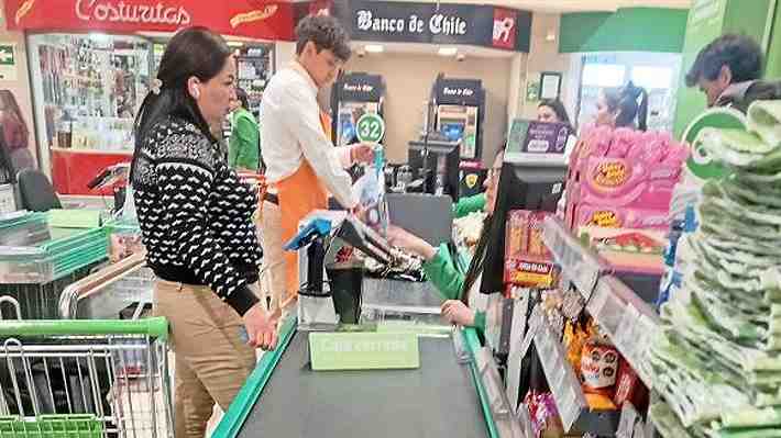 Tras plan piloto en cadena de supermercados, clientes piden masificar el retorno de los "empaquetadores"