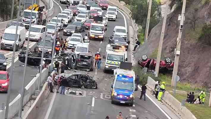 Camión arrasó con ocho autos: Accidente múltiple en La Pirámide deja un fallecido y seis lesionados