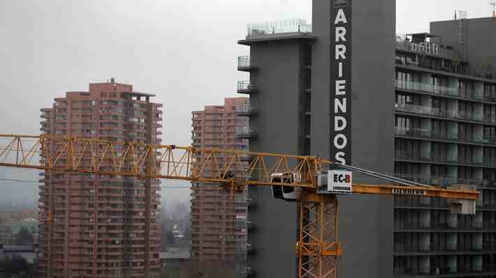 ¿Viene el fin de la crisis inmobiliaria?: Sector da señales de despertar en medio de una economía dormida