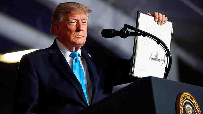 Trump firma orden que permite a estadounidenses la compra de "diésel rojo" sin impuestos
