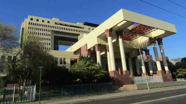 Profesores fallecidos postulando a deuda histórica: Congreso exige investigar e izquierda pide no "empantanar" pagos