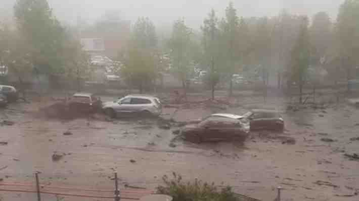 Video | Aluvión en zona residencial de Las Condes: Fuerza del barro arrastró vehículos en San Carlos de Apoquindo