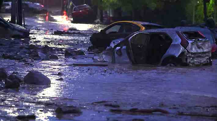 "Flash flood", el fenómeno detrás del aluvión que obligó a decretar zona de catástrofe en Las Condes