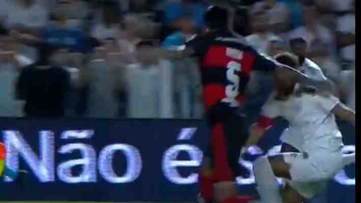 Revisa el golpe de Erick Pulgar a Neymar que hizo enojar al brasileño en el Santos vs Flamengo