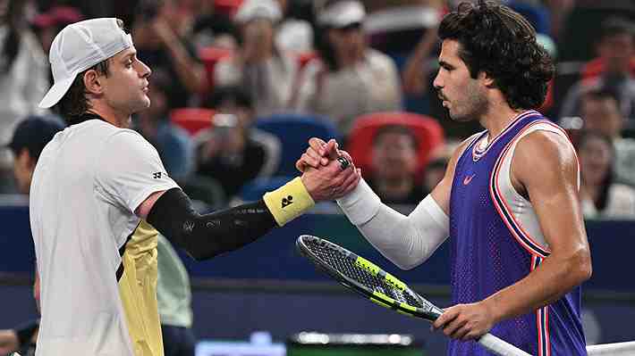 "Es algo extraño": Alcaraz sigue con sus quejas tras ser eliminado en Shanghai y su "verdugo" le responde