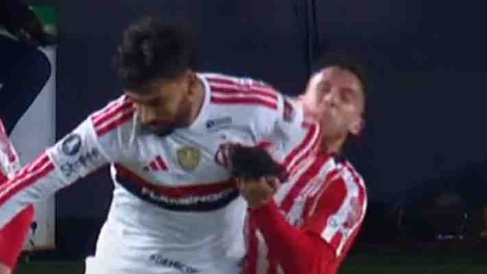 ¿Era para roja? Mira la polémica acción de Lucas Paquetá que reclamó todo Estudiantes en la semifinal de la Copa Libertadores