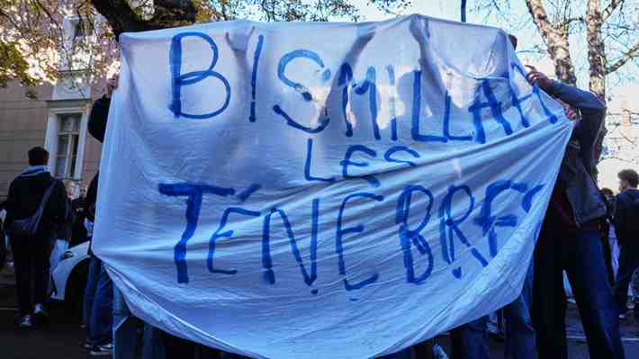 "Bismillah, c'est les ténèbres": La frase que se convirtió en lema de las protestas en Francia