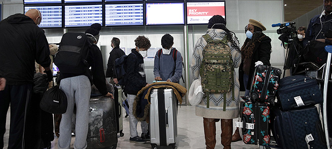 EUROPA: Estadounidenses llenan aeropuertos tras medida de Trump