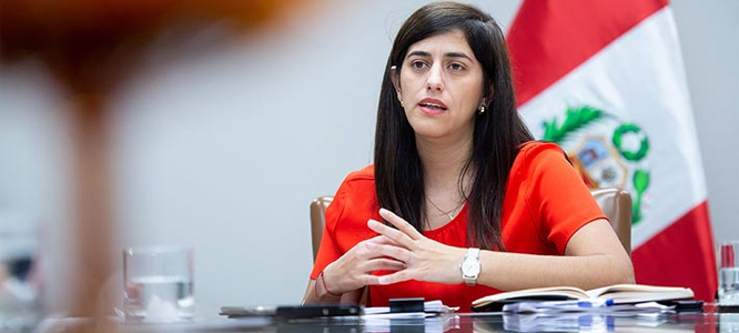 MARÍA ANTONIETA ALVA: La ministra de Economía que genera furor en Perú 