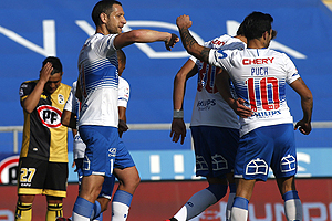 Católica recupera la cima exclusiva del Torneo tras arrollar al colista Coquimbo en San Carlos