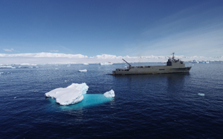Indagan viajes de otro buque y de un avión comercial por brote de covid-19 en la Antártica