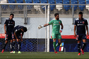 No hay caso con la U... Ahora pierde con Curicó, alarga su pésima racha y el partido termina en escándalo