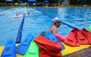 Supervisión permanente y evitar uso de flotadores: Expertos entregan recomendaciones de seguridad en piscinas