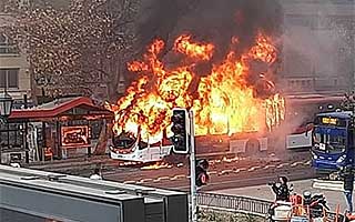 Grupo de &#34;overoles blancos&#34; queman bus del transporte público en Alameda con Cumming: Hay dos detenidos