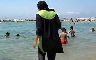 Justicia frena la autorización para que las mujeres puedan usar &#34;burkini&#34; en las piscinas de localidad francesa