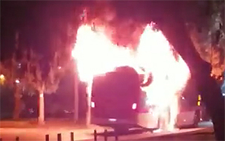 Carabineros indaga ataque de desconocidos que quemaron un bus del sistema RED en Cerrillos