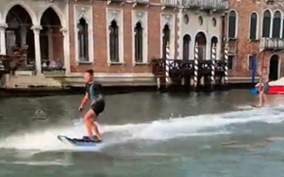 &#34;Imbéciles prepotentes&#34;: Indignación en Venecia por jóvenes que hicieron esquí acuático en los canales de la ciudad