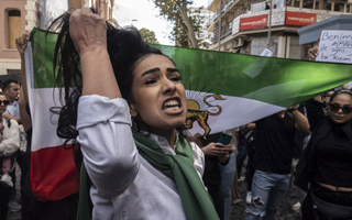 Las escolares iraníes se quitan el velo en nuevas protestas y actrices francesas las apoyan cortándose pelo