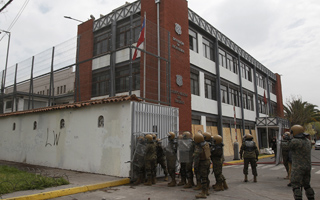 Nuevo ataque al cuartel militar cercano al INBA: Manifestantes lanzan bomba molotov a las instalaciones
