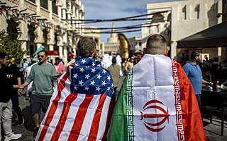 De amenazas a jugadores a polémicas por la bandera: La previa del duelo extrafutbolístico Irán-EE.UU. en Qatar