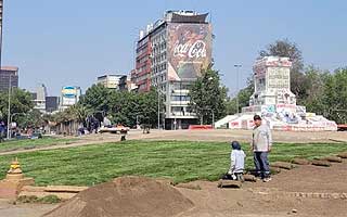 Comienzo de una nueva etapa: Municipalidad de Providencia inicia plantación de pasto en Plaza Italia