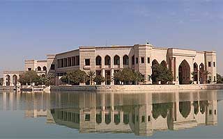 A 20 años de la invasión de Irak: El palacio de Sadam Hussein que fue su cárcel y ahora es una universidad de EE.UU.