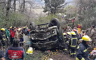 Camión se desbarrancó: Mueren cuatro militares en accidente de tránsito en Patagonia argentina