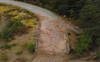Más de 500 familias siguen aisladas en Cochamó tras derrumbes por lluvias: Jueves se instalará puente mecano