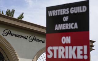 Guionistas de Hollywood ponen fin a huelga tras llegar a acuerdo con estudios y volverán a sus funciones este miércoles