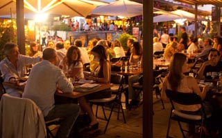 "Ruta del descuento": La moda por altos precios de restaurantes que gatilló una "guerra" entre plataformas de pago