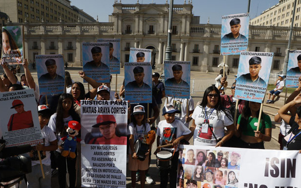 &#34;Que hagan ya el trabajo&#34;: Familias de menores muertos en crímenes marchan a La Moneda