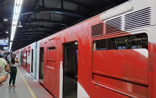 Video: Al menos 30 encapuchados rayan tren de Metro en San Joaquín con pasajeros en su interior y huyeron