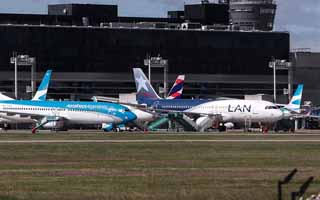 Miles de pasajeros varados en Argentina por paro aeronáutico: Aerolíneas en Chile ofrecen devoluciones