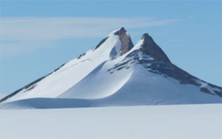 Fotos | Encuentran en la Antártida misteriosas pirámides de forma similar a las de Egipto