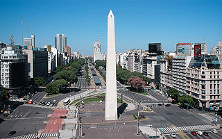 Ajustes de Milei en Argentina comienzan a espantar a turistas y precios ya son similares a los de Chile